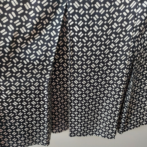 Max Mara Silk inverted pleated skirt. Black and white. Size 4 - Picture 3 of 4